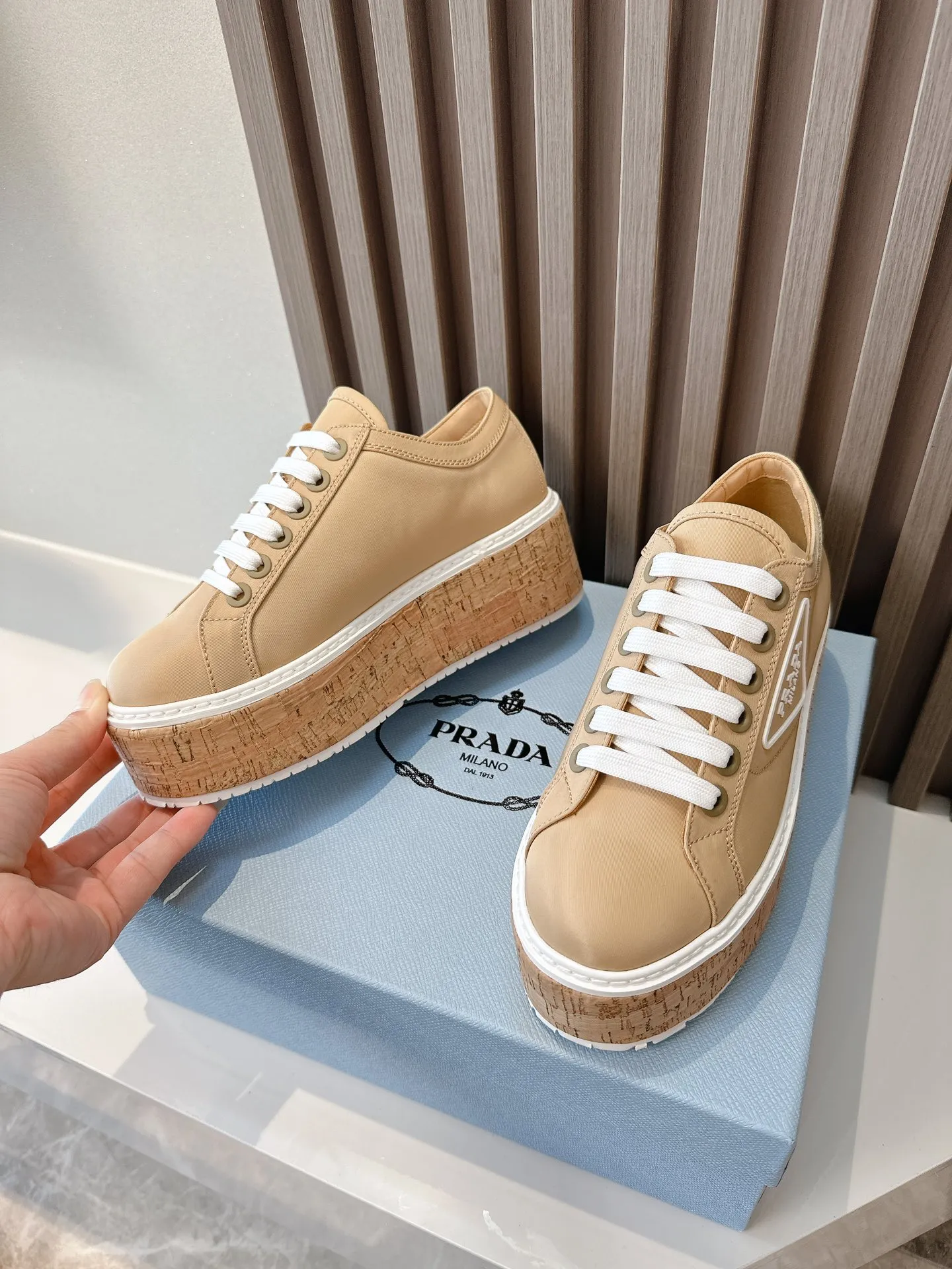 👟👟Ex-factory price 500👟👟 ☑️SNGG ｜Thick-soled high-explosive shoes Super hot Prada Prada 2024 latest spring and summer sawtooth Roman ultra-light thick-soled shoes! Retro, fashionable and avant-garde gear teeth make the whole pair of shoes light, comfortable and brightly colored to satisfy a variety of choices for fashionable people of different styles! The iconic molded injection triangle logo is matched with the shape of the upper foot 🦶🏻It’s super nice, every element is fashionable! - MATERIAL Material - ⇢ Upper: imported silk nylon twill ⇢ Lining: sheepskin lining ⇢ Outsole: TPU wood grain rubber combination outsole ⇢size：#35～40